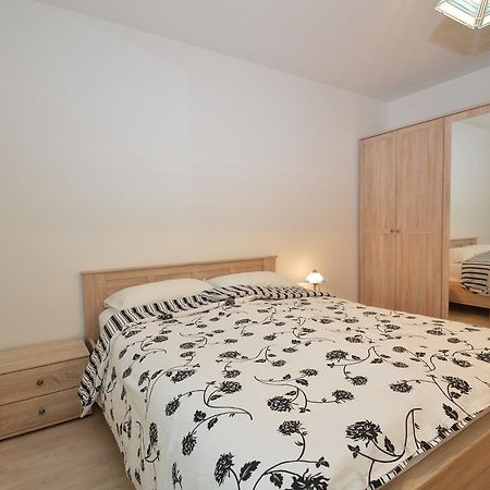 Apartment With Garden - Ana 1 Mali Lošinj Εξωτερικό φωτογραφία